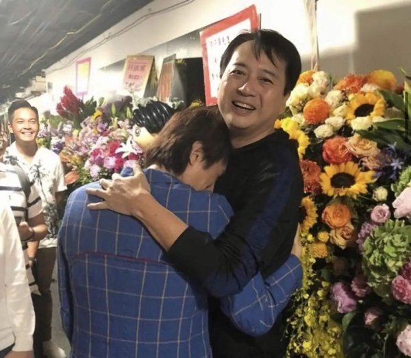 凤凰配资 香港知名男星和TVB女星离婚，多家童装店宣布倒闭，如今转型做珠宝生意
